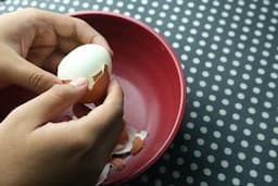 4 Tips Mudah Mengupas Telur Rebus Anti Gagal dan Rusak, Wajib Dicoba!