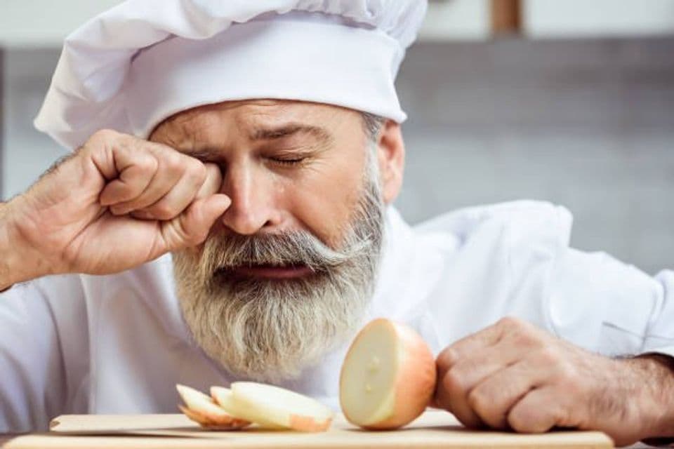 Ternyata dengan 4 Tips Ini, Anda Tidak Akan Menangis Lagi ketika Mengiris Bawang