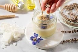 Memanfaatkan Limbah Minyak Goreng Menjadi Lillin Aromaterapi
