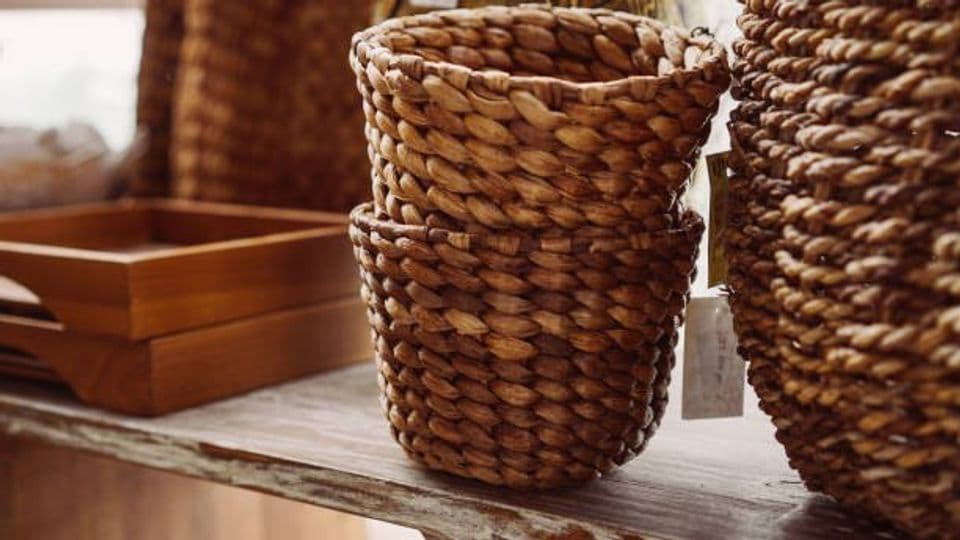 Ibu-Ibu Paruh Baya di Kediri Berhasil Mengubah Eceng Gondok Menjadi Barang-Barang Estetik