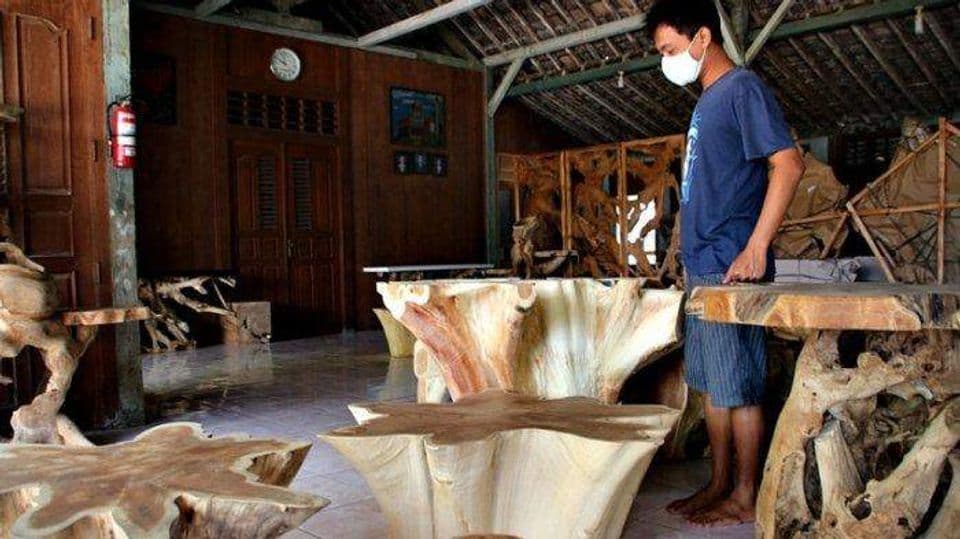 Mengolah Akar Kayu Menjadi Kerajinan Bernilai Seni dan Ekonomi