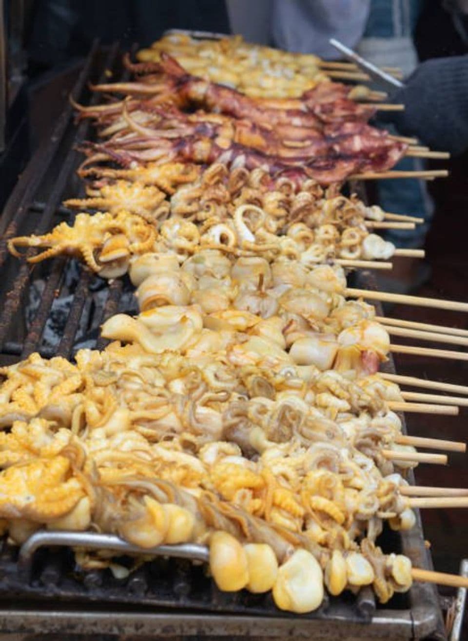 Penjual Cumi Bakar Unik Sambil Goyang untuk Memikat Pembeli, Capai 5 Juta per Hari